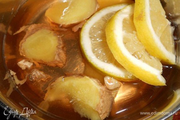 Имбирь с лимоном залить вином и дать постоять 10 минут.