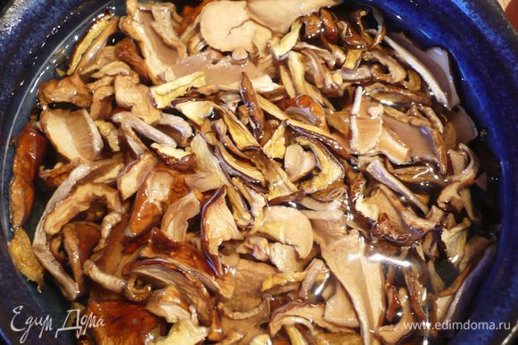 Во время готовки мяса замачиваем теплой водой грибы.