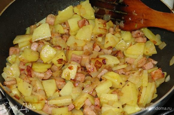 Начинка 2: Бекон и лук мелко нарезать, добавить немного растительного масла и обжарить. Картофель нарезать тонкими пластинками и обжарить на растительном масле на другой сковороде до полуготовности. Соединить и перемешать начинку. Соль-перец.