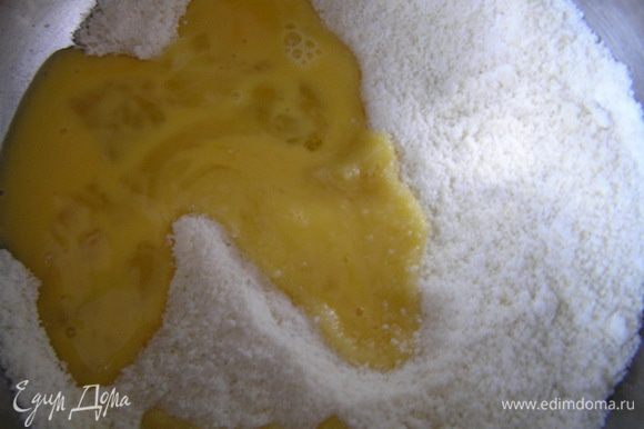 Приготовить бисквит Джоконда. В емкость для взбивания выложить миндальную муку и сахарную пудру (55г), влить половину яиц и взбивать 6-8 минут.