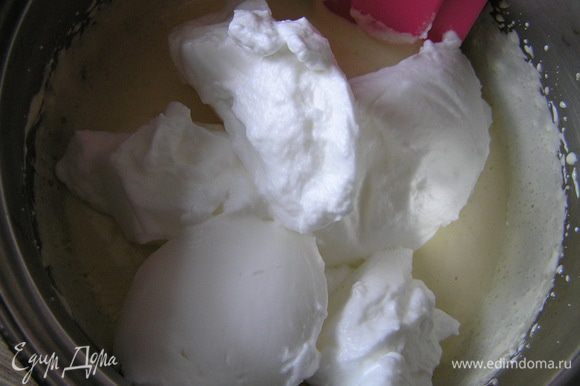 Взбить белки с сахарной пудрой (6г) и добавить в первую заготовку.