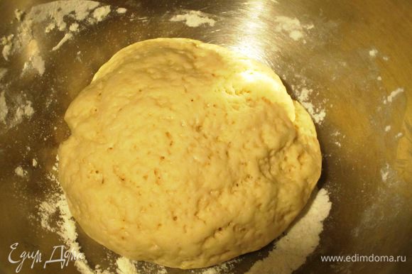 В тесто ввести оставшиеся ингредиенты(муку + разрыхлитель, яйцо, ликёр, сливочное масло,оставшейся сахар), добавить 70 мл воды и вымесить тесто.