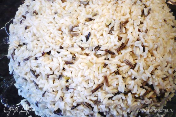Закрываем блюдом и опрокидываем на него сито с рисом.