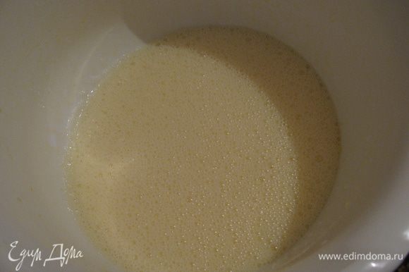 Для теста взбить яйца с сахаром 5-7 мин, добавить кефир с содой (предварительно перемешанные и оставленные на 10 мин.) и масло. Взбить слегка.