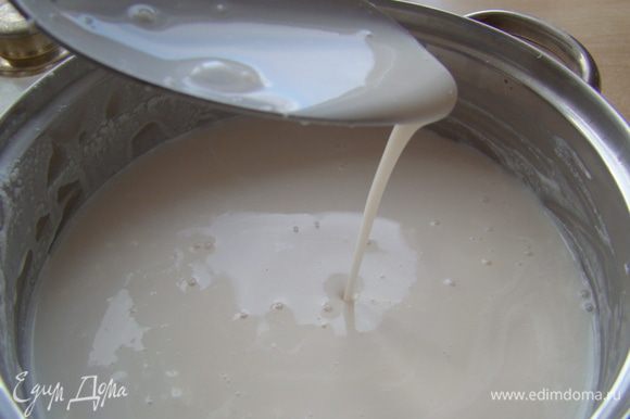 ///Вот так выглядит пахта - консистенция и цвет густого топленого молока Отдельно в миске перемешиваем пахту с лимонным соком, вливаем в молоко. Всё!