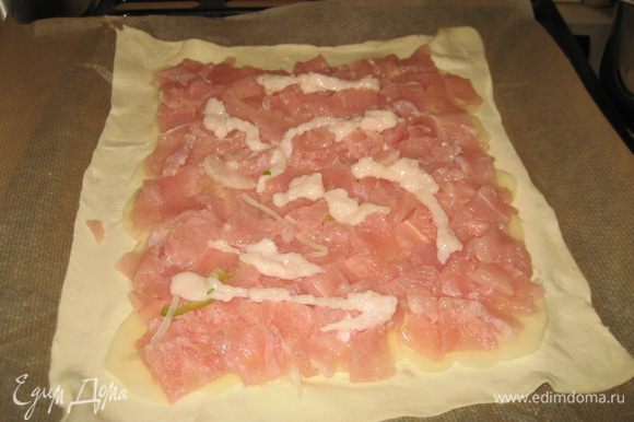 Разложить слоями картофель, затем мясо и лук. Поперчить и посолить.
