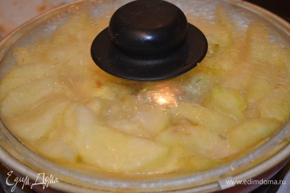 в глубокой сковороде растапливаем сливочное масло, выкладываем яблоки, добавляем 1/3 стакана воды и тушим 10 минут под крышкой