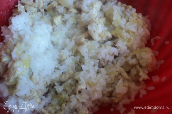 Смешать отваренный рис с луком и филе.