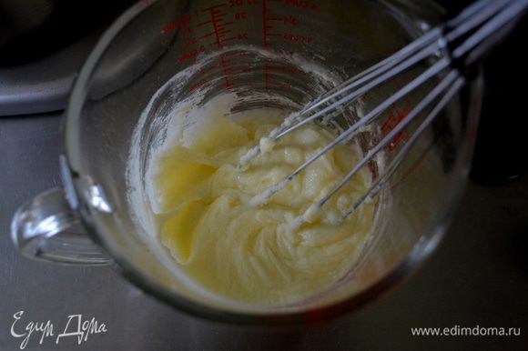 Смешаем для кекса муку,разрыхлитель,пищевую соду и соль. В другом блюде взбить сливочное масло и сахар до мягкого состояния примерно 2-3 мин. Затем добавим яйца по одному за раз. И ванилин. Смешаем все тщательно.