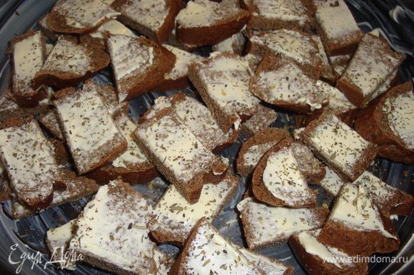 Хлеб нарезать ломтиками, намазать сливочным маслом и нарезать кубиками. Положить в смазанную маслом форму для запекания. И присыпать смесью прованских сухих трав.