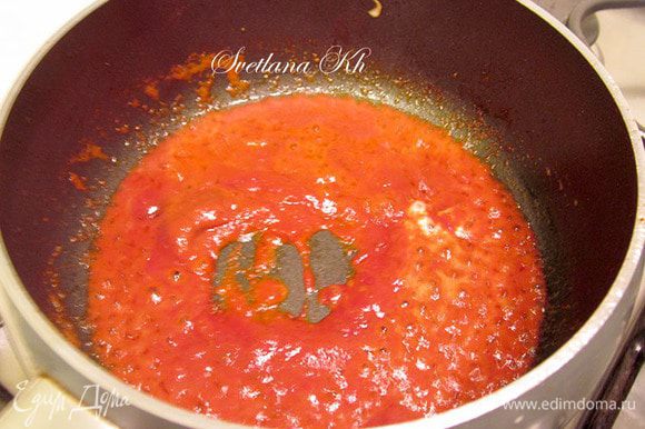 В этом же сотейнике растопить сливочное масло, соединить его с томатной пастой. Посолить по вкусу и добавить щепотку сахара, совсем немного. На этом этапе вы можете положить ваши любимые специи. Я всегда добавляю еще красный перец или паприку. Слегка прожарить смесь и налить стакан воды. Дать покипеть 2 минуты и выключить. Нужно смотреть, чтобы красного соуса хватило полить обе порции, его должно быть достаточно и для пропитки хлеба. Он имеет кисловатый вкус, сладким быть не должен.
