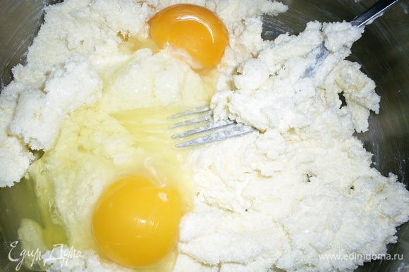 Масло комнатной температуры растираем с сахаром, добавляем яйцо (на фото я делала двойную порцию теста) и растираем до однородности.
