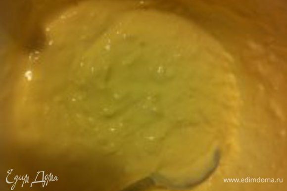 Добавить тертый сыр к смеси рикотты, яиц и сливок