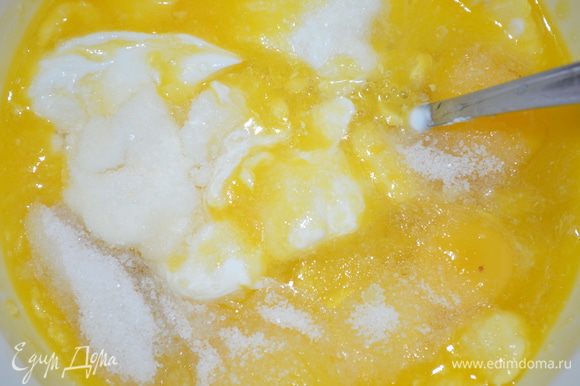 добавляем сметану, яйца и ванильный сах, и как следует растираем жидкие ингредиенты.