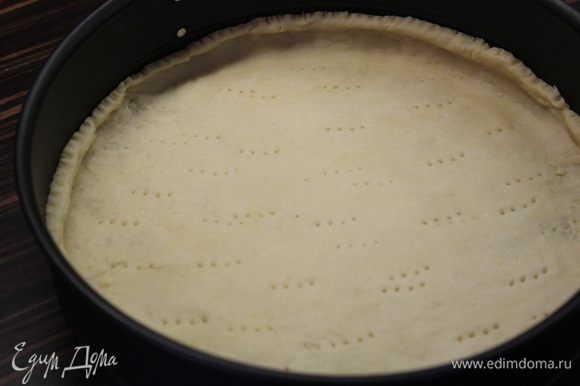 Раскатайте тесто и выложите в форму, поднимая бортики теста на высоту 2-2,5 см... Поставьте в холодильник на 1 час.