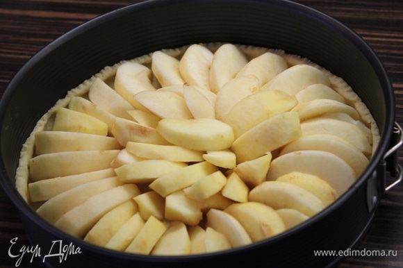 Разложите яблоки на тесте и отправьте выпекаться в разогретой до 200 градусов духовке на 20 минут!
