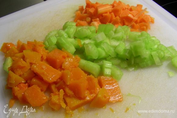 Тыкву, морковь и сельдерей режем тонкой соломкой или кубиками, как у меня.