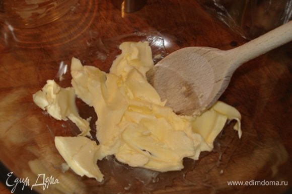 Тесто. Молоко соединить с солью.Масло размять деревянной ложкой,влить молоко.
