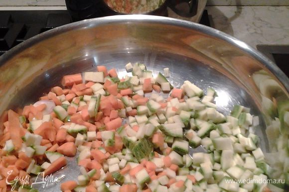 В объемной сковороде разогреть оливковое масло, ввести овощи, нарезанные кубиками, слегка протушить, оставляя "аль денте". Тем временем в кастрюле вскипятить воду для пасты. При закипании посолить.