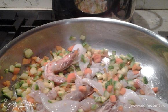 К овощам добавить морепродукты, протушить 2-3 мин. (если свежие; замороженные - следуя инструкции на упаковке), посолить, добавить соус из помидоров. Отварить тальятелле, оставляя "аль денте" (4-5 мин.). Отбросить на дуршлаг.
