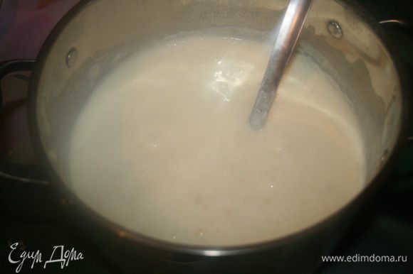 Молоко (сливки) хорошенько нагреть и понемногу влить в кастрюльку с мукой, продолжая помешивать, пока масса не загустеет.