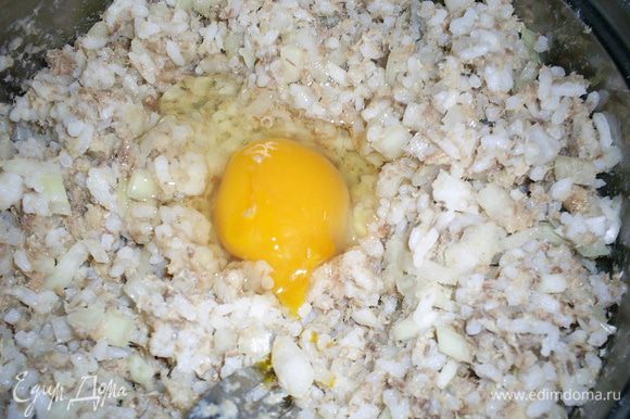 Добавьте яйцо. Если масса получается сухой и рассыпчатой, добавьте еще одно яйцо. Вымешивайте до однородности.