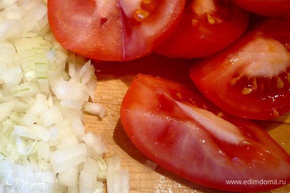 Для томатной пены делим помидоры на четвертинки, вырезаем место прикрепления плодоножки, лук режем очень мелко.