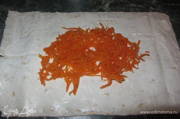 В серединку положить пару ложек корейской морковки.