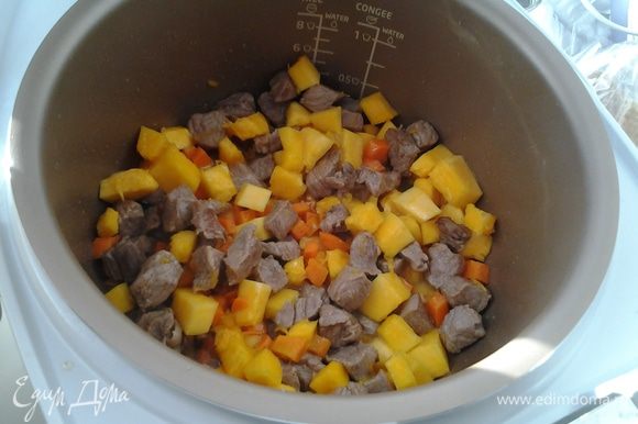На программе "Жарка" обжариваем говядину в течение 10 минут, добавляем морковь, лук, тыкву и обжариваем еще 5 минут.