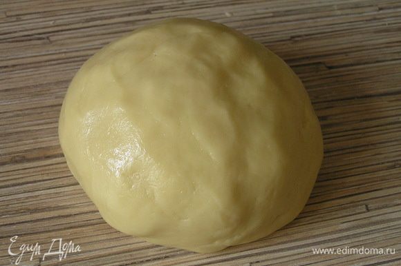 Скатать тесто в шар, завернуть в пленку и убрать на 30-60 минут в холодильник.