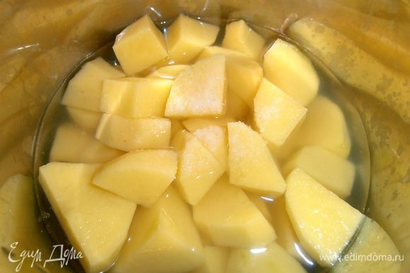 Картофель для быстроты нарезать на кусочки и отварить с крупной щепоткой соли.