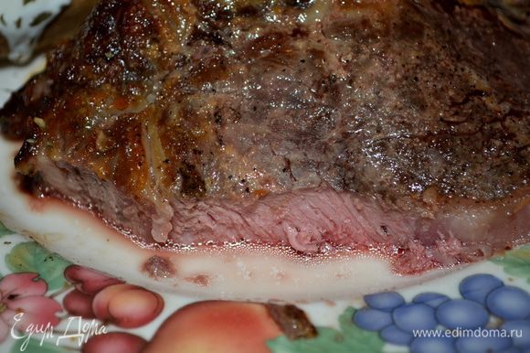 На этом фото мясо средней прожарки,т.е medium rare .Оно не сухое и вполне сочное, вкусное.