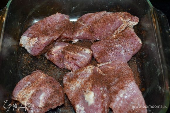 Кусочки свинины обсыпать чили перцем. Разогреть сковороду на средне-высоком огне, добавим 1 стол. л. оливкового масла. И обжарим свинину примерно 4 мин. После свинину обжаренную выложим на тарелку.