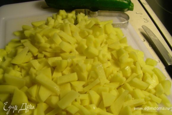 Картофель режем кубиками. От цуккини нам понадобится только кожура - трем ее на мелкой терке.