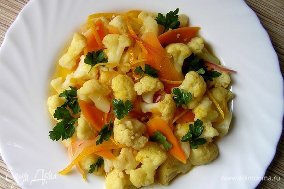 Выложить овощи на блюдо, украсить листиками кинзы и полить сверху уваренным соусом. Приятного аппетита! :)