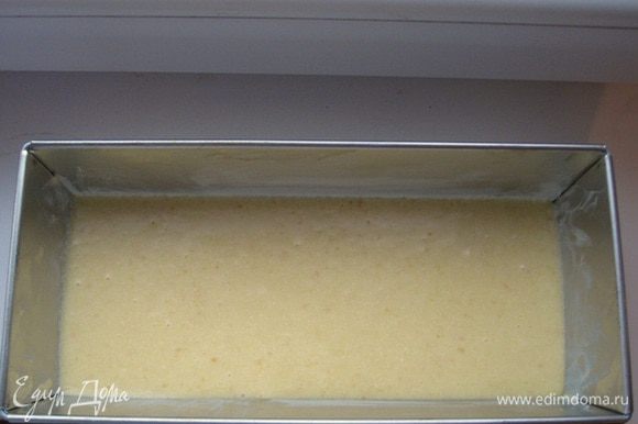 Вылейте тесто в форму слегка смазанную маслом. Выпекать 40-45 минут при температуре 180 градусов. Готовность проверить зубочисткой.Важно проверить кекс в конце, т.к. каждая печь отличается.