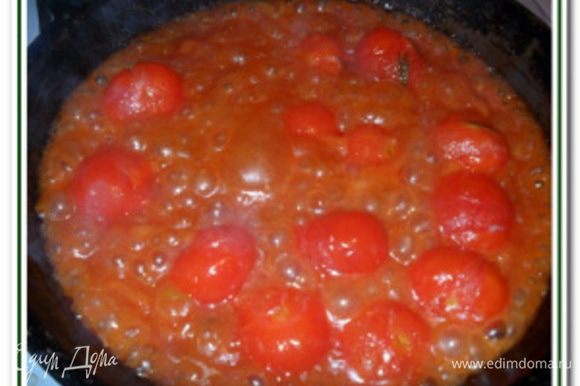 Пока тушатся помидоры, разведите в ½ стакана воды 1 ч. л. муки, чтобы не было комочков. Затем добавьте разведенную муку к помидорам с подливкой. Доведите до кипения и снимите с огня.