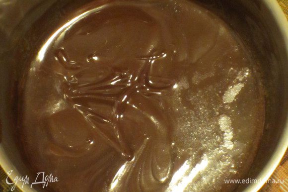 Бисквит: Шоколад и сливочное масло растопить на водяной бане на слабом огне.