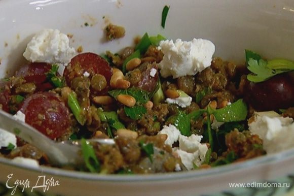 Сбрызнуть салат оставшимся оливковым маслом, раскрошить сверху козий сыр, посыпать оставшимися орехами.