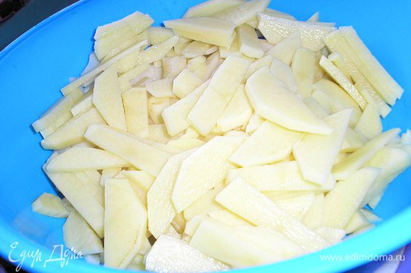 Очищенный картофель порезать небольшими пластинками