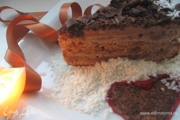 Для украшения торта используется соус дикой брусники, тертый шоколад и кокосовая стружка.