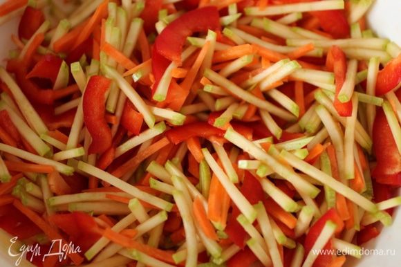 Морковь, цукини, лук и перец нарезать соломкой. Все перемешать.