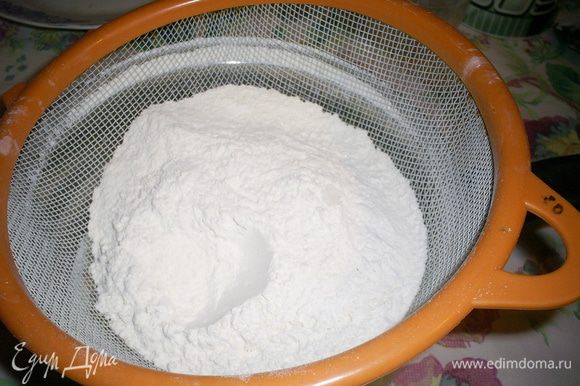 Муку, сахар (80 г), соль и разрыхлитель просеять три раза.