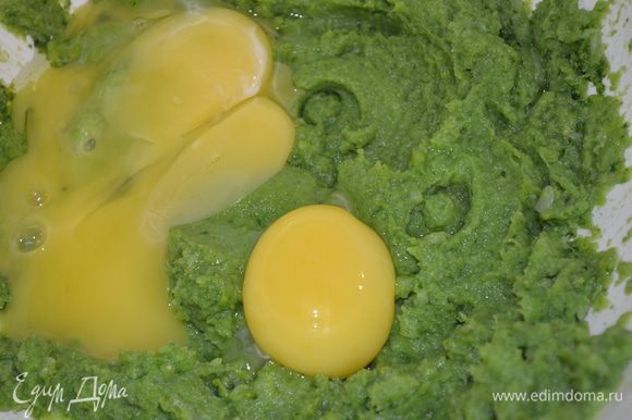 Яйца разделить на белки и желтки. Желтки добавить к брокколи