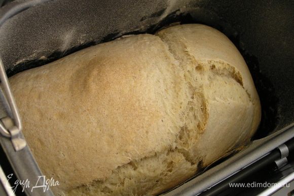 Включить хлебопечку, выбрать программу "Сладкий хлеб", вес 1000 г и средний цвет корочки. Нажать кнопку "Старт" и ожидать приятного аромата свежего хлеба примерно через 3,5 часа :)