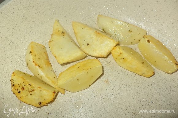 А на гарнир я сделала мамину картошечку - четвертинки или половинки обсушить, немного специй и соли, чуть масла и жарим дольками на очень среднем огне под крышкой