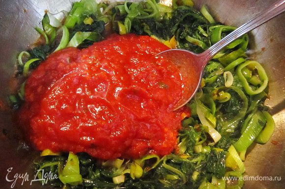 Влить томатный соус и протушить ещё 2 мин.