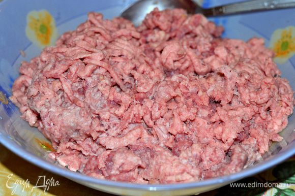 В мясорубке измельчить свинину с батоном в фарш.