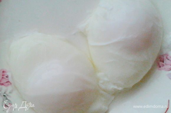 После остывания выньте яйца из воды и обрежьте неровные края.
