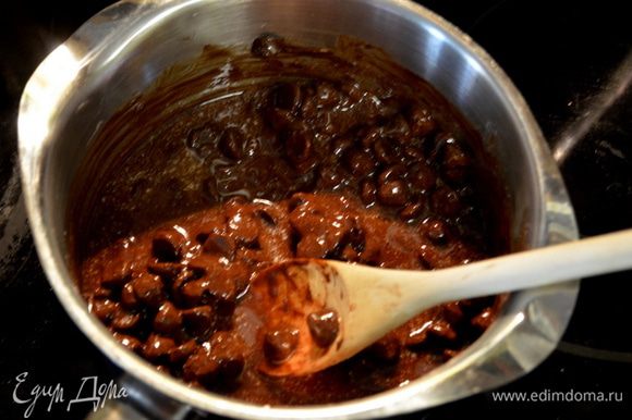 На медленном огне растопить сливочное масло, добавить 1 стакан шоколадных чипсов, как шоколад разойдется после помешивания, снять с огня.